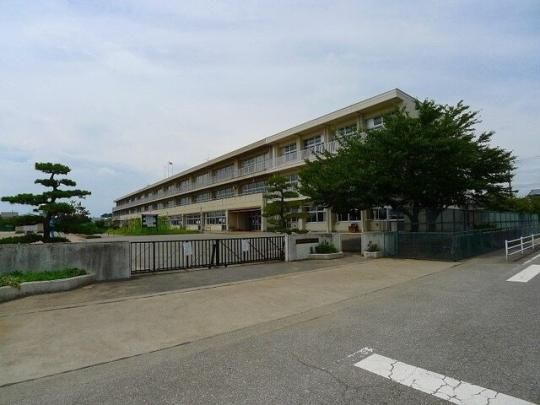 【周辺】　伊勢崎市立あずま南小学校：250m