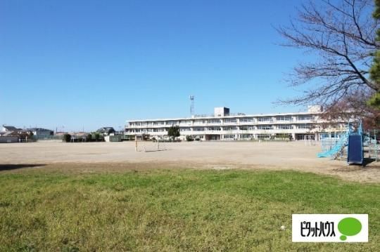 【周辺】　伊勢崎市立あずま南小学校：674m