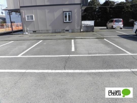 【建物外観】　駐車場