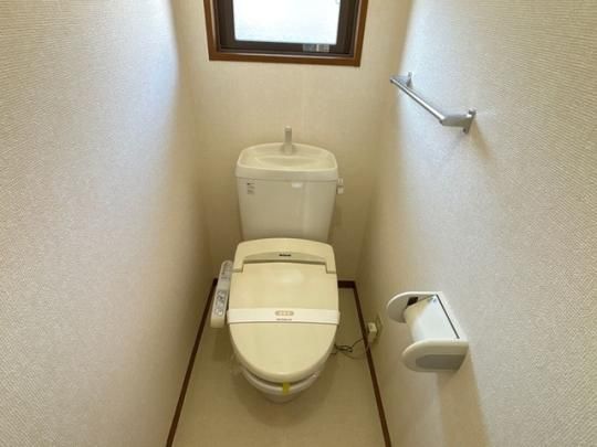 【その他】　温水洗浄便座付きトイレです。