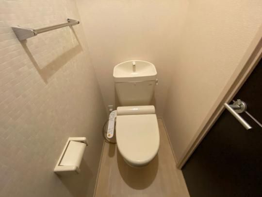 【その他】　温水洗浄便座付きトイレです。